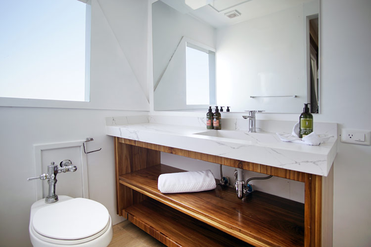 Balcony Suite Bathroom